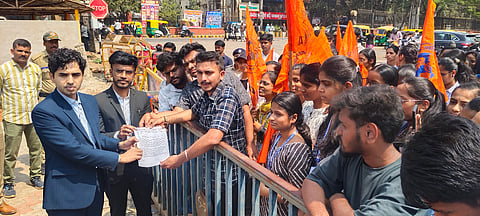 ಬೆಳಗಾವಿಯಲ್ಲಿ ಗುರುವಾರ ವಿವಿಧ ಬೇಡಿಕೆಗಳ ಈಡೇರಿಕೆಗೆ ಆಗ್ರಹಿಸಿ ಎಬಿವಿಪಿಯಿಂದ ಜಿಲ್ಲಾಧಿಕಾರಿಗೆ ಮನವಿ ಸಲ್ಲಿಸಲಾಯಿತು.  ಪ್ರಥಮಗೌಡ ಪಾಟೀಲ, ಪ್ರಜ್ವಲ ಅಣ್ಣಿಗೇರಿ, ದರ್ಶನ ವಡ್ಡರಳ್ಳಿ, ಮೇಘಾ ಪಾಟೀಲ ಇತರರಿದ್ದರು