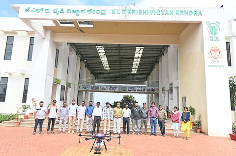 ಮತ್ತಿಕೊಪ್ಪದ ಕೆಎಲ್​ಇ ಕೃಷಿ ವಿಜ್ಞಾನ ಕೇಂದ್ರದಿಂದ ರೈತ ನಾಗರಾಜ ತಲ್ಲೂರ ಹಾಗೂ ಸಹೋದರರಿಗೆ ನೀಡಲಾದ ಡ್ರೋನ್​ ಹಸ್ತಾಂತರ ಸಂದರ್ಭದಲ್ಲಿ ಡಾ. ಮಂಜುನಾಥ ಚೌರಡ್ಡಿ, ಡಾ.ಪಿ.ಎಸ್​.ಹೂಗಾರ, ಪ್ರವಿಣ ಯಡಹಳ್ಳಿ, ಎಸ್​.ಎಂ.ವಾರದ, ಡಾ.ಗುರುರಾಜ ಕೌಜಲಗಿ, ಶಂಕರಗೌಡ ಪಾಟೀಲ, ಮಂಜುನಾಥ ಪಿ.ಐ., ಬಸವರಾಜ ಅಮ್ಮಿನಬಾವಿ, ವೀಣಾ ಬನ್ನೂರ ಇತರರಿದ್ದರು.