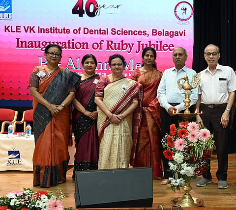 ಬೆಳಗಾವಿಯಲ್ಲಿ ಸೋಮವಾರ ಜರುಗಿದ ವಿಕೆ ದಂತ ವಿಜ್ಞಾನ ಮಹಾವಿದ್ಯಾಲಯದ 40ನೇ ವರ್ಷಾಚರಣೆಯ ಹಳೇ ವಿದ್ಯಾರ್ಥಿಗಳ ಸಭೆಯಲ್ಲಿ ಡಾ.ಪ್ರಭಾಕರ ಕೋರೆ, ಡಾ.ಎನ್.ಎಸ್.ಮಹಾಂತಶೆಟ್ಟಿ, ಡಾ.ಅಲ್ಕಾ ಕಾಳೆ, ಡಾ.ವೈಶಾಲಿ ಕೇಳುಸ್ಕರ ಇತರರು ಪಾಲ್ಗೊಂಡಿದ್ದರು.