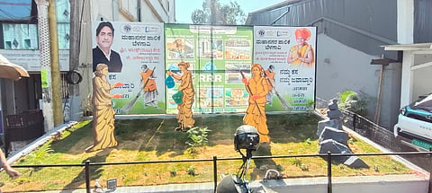 ಕಸ ಎಸೆಯದಂತೆ ಜಾಗ ಸುಂದರಗೊಳಿಸಿರುವುದು.