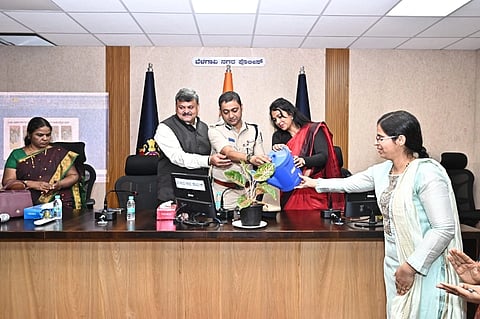 ಬೆಳಗಾವಿಯಲ್ಲಿ ಗುರುವಾರ ಮಹಿಳಾ ರಕ್ಷಣಾ ಪಡೆಗಳಿಗಾಗಿ ಏರ್ಪಡಿಸಿದ್ದ ಕಾರ್ಯಾಗಾರವನ್ನು ಭೂಷಣ ಬೋರಸೆ ಉದ್ಘಾಟಿಸಿದರು. ಶೈನಿ ರಾಜೇಂದ್ರಕುಮಾರ, ಚೇತನಕುಮಾರ, ಎಚ್​.ಎಚ್​.ಕುಕನೂರ ಇದ್ದಾರೆ.  