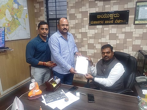 ಇಂಜಿನಿಯರ್‌ಗಳ ಲೈಸೆನ್ಸ್ ನವೀಕರಣಕ್ಕೆ ಆಗ್ರಹಿಸಿ ಕ್ರೆಡೈದಿಂದ ಯುವರಾಜ ಹುಲಜಿ ಮತ್ತು ಪ್ರಶಾಂತ ವಾಂಡ್ಕರ್ ಪಾಲಿಕೆ ಆಯುಕ್ತ ಕಾರ್ತಿಕ ಎಂ.ರಿಗೆ ಬುಧವಾರ ಮನವಿ ಸಲ್ಲಿಸಿದರು.