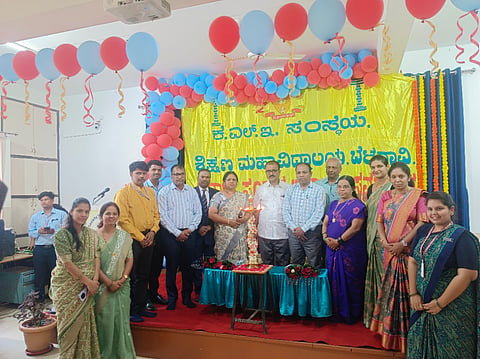 ಬೆಳಗಾವಿಯ ಕೆಎಲ್​ಇ ಶಿಕ್ಷಣ ಮಹಾವಿದ್ಯಾಲಯದಲ್ಲಿ ಗುರುವಾರ ಜರುಗಿದ ವಿದ್ಯಾರ್ಥಿ ಒಕ್ಕೂಟದ ಉದ್ಘಾಟನೆಯಲ್ಲಿ ಡಾ.ಎ.ಎಸ್​.ಅಮೋಮಠ, ಡಾ.ವಿ.ಪಿ.ಕುರಿ, ಡಿ.ಕೆ.ಕುಲಕರ್ಣಿ, ಡಾ.ಎಸ್​.ಕೆ.ತಳವಾರ ಇತರರಿದ್ದಾರೆ.