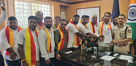 ಎಂಇಎಸ್ ಪ್ರತಿಭಟನೆಗೆ ಅನುಮತಿ ನೀಡದಂತೆ ವಿವಿಧ ಕನ್ನಡಪರ ಸಂಘಟನೆಗಳಿಂದ ನಗರ ಪೊಲೀಸ್ ಆಯುಕ್ತ ಭೂಷಣ ಬೋರಸೆಗೆ ಮನವಿ ಸಲ್ಲಿಸಲಾಯಿತಿ. ಬಲರಾಮ ಮಾಸೇನಟ್ಟಿ, ಬಾಳಪ್ಪ ಗುಡಗೇನಟ್ಟಿ, ವಾಜೀದ ಹಿರೇಕೊಡಿ, ಮಲ್ಲಪ್ಪ ಗುಡಗೇನಟ್ಟಿ, ಮಹಾದೇವ ತಳವಾರ ಇತರರಿದ್ದರು.