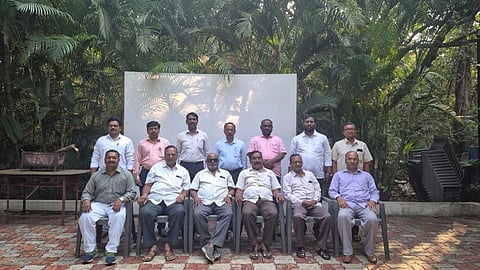 ಬೆಳಗಾವಿಯಲ್ಲಿ ಭಾನುವಾರ ಜರುಗಿದ ಅನುದಾನಿತ ಶಾಲೆ-ಕಾಲೇಜುಗಳ ನೌಕರರ ಸಂಘದ ಸಭೆಯಲ್ಲಿ ರಾಮು ಗುಗವಾಡ, ಎಸ್.ಎಂ.ಪಾಟೀಲ, ಎಸ್.ಎಸ್.ಬಳಿಗಾರ, ಡಿ.ಬಿ.ಪಾಟೀಲ, ಎಸ್.ಡಿ.ಪಾಟೀಲ ಬಸವರಾಜ ಹಳಿಂಗಳಿ ಇದ್ದರು.