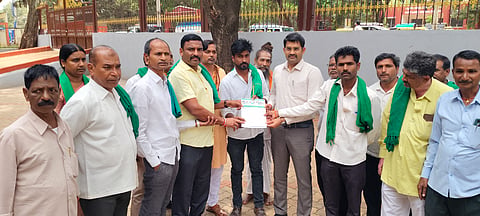 ವಿದ್ಯುತ್ ಸೇರಿದಂತೆ ವಿವಿಧ ಸೇವಾ ಕ್ಷೇತ್ರಗಳ ಖಾಸಗೀಕರಣ ಹಿಂಪಡೆಯುವಂತೆ ಆಗ್ರಹಿಸಿ ಬೆಳಗಾವಿಯಲ್ಲಿ ರೈತ ಸಂಘಟನೆಗಳಿಂದ ಮನವಿ ಸಲ್ಲಿಸಲಾಯಿತು. ಚೂನಪ್ಪ ಪೂಜಾರಿ, ರಾಜು ಮರವೆ, ಪ್ರಕಾಶ ನಾಯಕ, ಪ್ರೇಮ ಚೌಗಲಾ, ರಾಮನಗೌಡ ಪಾಟೀಲ ಇತರರಿದ್ದರು.