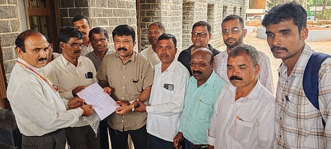 ತುರಮುರಿ ಕಸ ವಿಲೇವಾರಿ ಘಟಕ ತೆರವುಗೊಳಿಸಲು ಜು.1ರೊಳಗೆ ಕ್ರಮ ಕೈಗೊಳ್ಳುವಂತೆ ಆಗ್ರಹಿಸಿ ಜಿಲ್ಲಾಡಳಿತಕ್ಕೆ ಶುಕ್ರವಾರ ಮನವಿ ಸಲ್ಲಿಸಲಾಯಿತು. ನಾಗರಾಜ ಜಾಧವ, ಬಿ.ಕೆ.ಅಷ್ಟೇಕರ, ಸುಹಾಸ ಜಾಧವ, ಡಿ.ಎಂ.ಬೆಳಗಾಂವಕರ ಇತರರಿದ್ದರು.