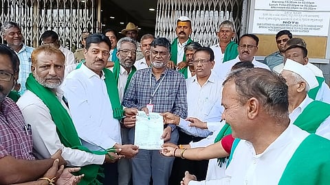 ಬೆಳಗಾವಿ ಜಿಲ್ಲೆಯ ರೈತರ ಬೆಳೆಸಾಲ ಪ್ರಮಾಣ ಹೆಚ್ಚಿಸುವಂತೆ ಆಗ್ರಹಿಸಿ ಡಿಸಿಸಿ ಬ್ಯಾಂಕ್ ಪ್ರಧಾನ ವ್ಯವಸ್ಥಾಪಕರಿಗೆ ಸೋಮವಾರ ರೈತ ಸಂಘದಿಂದ ಮನವಿ ಸಲ್ಲಿಸಲಾಯಿತು. 