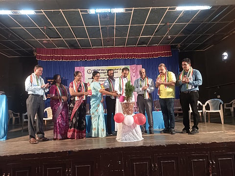 ಕುಂದಾಪುರ ಬೋರ್ಡ್ ಹೈಸ್ಕೂಲಿನ ಕಲಾಮಂದಿರದಲ್ಲಿ ರಕ್ತದಾನ ಶಿಬಿರ ನಡೆಯಿತು. ಪ್ರಮುಖರಾದ ಪಾವ್ಲ್ ರೇಗೋ, ಶೈಲಾ ಲೂವಿಸ್, ಡಾ.ಆದರ್ಶ ಹೆಬ್ಬಾರ್, ಎಸ್.ಜಯಕರ ಶೆಟ್ಟಿ, ನಾಗರಾಜ್, ಹಂಸರಾಜ್ ಶೆಟ್ಟಿ, ಕಿರಣ್ ದೇವಾಡಿಗ, ರೇಮಿ ಫರ್ನಾಂಡಿಸ್ ಮತ್ತಿತರರು ಉಪಸ್ಥಿತರಿದ್ದರು.