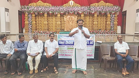  ಬೈಂದೂರು ಕ್ಷೇತ್ರದ ಪರಿಸರ ಸೂಕ್ಷ್ಮ ಪ್ರದೇಶ ಮತ್ತು ಪರಿಸರ ಸೂಕ್ಷ್ಮ ವಲಯದ ಬಾಧಿತ ಗ್ರಾಮಗಳ ಪ್ರಮುಖರ ಸಭೆಯಲ್ಲಿ ಶಾಸಕ ಗುರುರಾಜ್ ಶೆಟ್ಟಿ ಗಂಟಿಹೊಳೆ ಮಾತನಾಡಿದರು. ಪ್ರಮುಖರಾದ ಟಿ.ಬಾಲಚಂದ್ರಶೆಟ್ಟಿ, ಉದಯಕುಮಾರ್ ಶೆಟ್ಟಿ ಅಡಿಕೆಕೊಡ್ಲು, ಡಾ.ಅತುಲ್ ಕುಮಾರ್ ಶೆಟ್ಟಿ ಮತ್ತಿತರರು ಇದ್ದರು.  