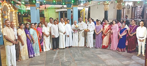 ಶ್ರೀ ಕುಂದೇಶ್ವರ ದೇವಸ್ಥಾನದ ಲಕ್ಷ ದೀಪೋತ್ಸವಕ್ಕೆ ಕುಂದಾಪುರದ ಭಾಗ್ಯವಂತೆ ರೋಜರಿ ಮಾತಾ ಚರ್ಚಿನ ಸೌಹಾರ್ದ ಸಮಿತಿ ಪ್ರಮುಖರು ಫಲಪುಷ್ಪ ನೀಡಿದರು.