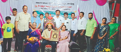  ಬೆಳ್ಳಾಲ ಸರ್ಕಾರಿ ಹಿರಿಯ ಪ್ರಾಥಮಿಕ ಶಾಲೆ ಕಟ್ಟಡ ಉದ್ಘಾಟನಾ ಸವಾರಂಭದಲ್ಲಿ ಉದ್ಯಮಿ ಜಯಪ್ರಕಾಶ ಶೆಟ್ಟಿ ಹೆಟ್ನಬೈಲು ದಂಪತಿಯನ್ನು ಅಭಿನಂದಿಸಲಾಯಿತು. ಪ್ರಮುಖರಾದ ಎನ್.ಮಂಜಯ್ಯ ಶೆಟ್ಟಿ, ಪ್ರೊ.ರುರಾಮ ಶೆಟ್ಟಿ, ಕರುಣಾಕರ ಶೆಟ್ಟಿ ಹರ್ಜಿ, ನಾಗೇಶ ನಾಯ್ಕ, ಸುದರ್ಶನ ಶೆಟ್ಟಿ ಮತ್ತಿತರರು ಇದ್ದರು.