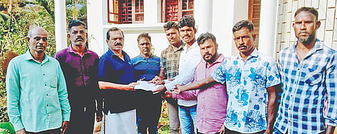 ಗೋಕರ್ಣ ಬಳಿಯ ಹೊಸ್ಕಟ್ಟ ಗ್ರಾಮಸ್ಥರು ಶಾಲೆಗೆ ತೆರಳುವ ರಸ್ತೆ ನಿರ್ಮಾಣಕ್ಕೆ ಶಾಸಕ ದಿನಕರ ಶೆಟ್ಟಿ ಅವರಿಗೆ ಮನವಿ ಸಲ್ಲಿಸಿದರು. ಶಿವಾನಂದ ಹೊಸ್ಕಟ್ಟ, ಪ್ರಮೋದ, ಲಕ್ಷ್ಮಣ, ಚಿದಂಬರ, ಬುದವಂತ, ನಾಗರಾಜ ಇತರರಿದ್ದರು.