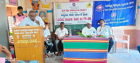 ಗುರ್ಲಾಪುರ ಗ್ರಾಮದಲ್ಲಿ ಹಮ್ಮಿಕೊಂಡಿದ್ದ ನಶಾ ಮುಕ್ತ ಭಾರತ ಅಭಿಯಾನ ಕಾರ್ಯಕ್ರಮದಲ್ಲಿ ಪುರಸಭೆ ಸದಸ್ಯ ವಿ.ಬಿ ಮುಗಳಖೋಡ ಮಾತನಾಡಿದರು. ಬಿ.ಜಿ.ಗಡಾಡ, ಎ.ಬಿ.ಹೊಸಕೋಟೆ ಇತರರಿದ್ದರು.