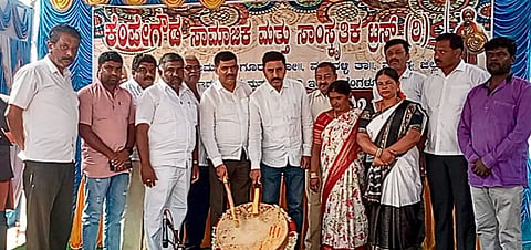  ಬೆನಮನಹಳ್ಳಿ ಗ್ರಾಮದ ಬಳಿ ಇರುವ ಶ್ರೀ ಕೋಡಿ ಅರ್ಕೇಶ್ವರ ಸ್ವಾಮಿ ದೇವಸ್ಥಾನದ ಆವರಣದಲ್ಲಿ ಶುಕ್ರವಾರ ಆಯೋಜಿಸಿದ್ದ  ಜನಪದ ಸಾಂಸ್ಕೃತಿಕ ಸಂಭ್ರಮ ಕಾರ್ಯಕ್ರಮಕ್ಕೆ ಗಣ್ಯರು ಚಾಲನೆ ನೀಡಿದರು. ವಿ.ಪಿ.ನಾಗೇಶ್, ಪುಟ್ಟರಾಮು ಇತರರು ಇದ್ದರು. 