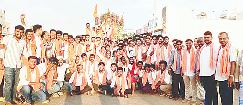 ಹಲಗೂರಿನಲ್ಲಿ ವಿದ್ಯಾ ಗಣಪತಿಯನ್ನು ವಿಸರ್ಜನೆ ಮಾಡಲು ವಿನಾಯಕ ಯುವಕಮಿತ್ರ ಮಂಡಳಿಯ ಸರ್ವ ಸದಸ್ಯರು ಭಾಗವಹಿಸಿರುವುದು.