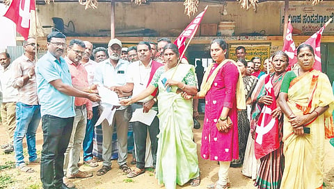 ಕರ್ನಾಟಕ ಪ್ರಾಂತ ರೈತ ಸಂಘದ ತಾಲೂಕು ಘಟಕದ ವತಿಯಿಂದ ಪಂಚಾಯಿತಿ ಅಭಿವೃದ್ಧಿ ಅಧಿಕಾರಿ ಹಾಗೂ ನಾಡಕಚೇರಿ ಉಪ ತಹಸೀಲ್ದಾರ್ ಮೂಲಕ ರಾಷ್ಟ್ರಪತಿಗಳಿಗೆ ಮನವಿ ಸಲ್ಲಿಸಲಾಯಿತು.