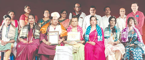 ಹೊನ್ನಾವರದಲ್ಲಿ ಆಯೋಜಿಸಿದ್ದ ನೀನಾಸಂ ನಾಟಕ ಪ್ರದರ್ಶನದ ಸಭಾ ಕಾರ್ಯಕ್ರಮದಲ್ಲಿ ಮಂಗಳಮುಖಿಯರನ್ನು ಸನ್ಮಾನಿಸಲಾಯಿತು. ಜಿ.ಯು. ಭಟ್, ರವಿ ಟಿ. ನಾಯ್ಕ, ಅಶೋಕ ಕಾಸರಕೋಡ ಇದ್ದರು.