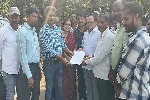 ಕರಿಮನೆ ರಸ್ತೆ ದುರಸ್ತಿ ಶೀಘ್ರ ಕ್ರಮ ಕೈಗೊಳ್ಳಬೇಕು ಎಂದು ಆಗ್ರಹಿಸಿ ಮಾಜಿ ಸಚಿವ ಕಿಮ್ಮನೆ ಸಮ್ಮುಖದಲ್ಲಿ ಕೆಪಿಸಿ ಅಧಿಕಾರಿ ಪ್ರಕಾಶ್ ಬ್ರಹ್ಮಾವರ್‌ಗೆ ವಿವಿಧ ಗ್ರಾಮಸ್ಥರು ಮನವಿ ಸಲ್ಲಿಸಿದರು. ಸುಬ್ರಹ್ಮಣ್ಯ, ರಮೇಶ್, ಸುಧಾಕರ್, ಗೋಪಾಲ್, ಸುಮಾ ಸುಬ್ರಹ್ಮಣ್ಯ ಇತರರಿದ್ದರು.
