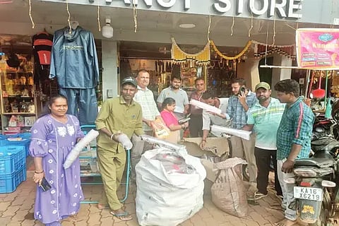 ಹೊಸನಗರದಲ್ಲಿ ನಿಷೇಧಿತ ಪ್ಲಾಸ್ಟಿಕ್ ಅನ್ನು ಪಪಂ ಅಧಿಕಾರಿಗಳು ಜಪ್ತಿ ಮಾಡಿರುವುದು.