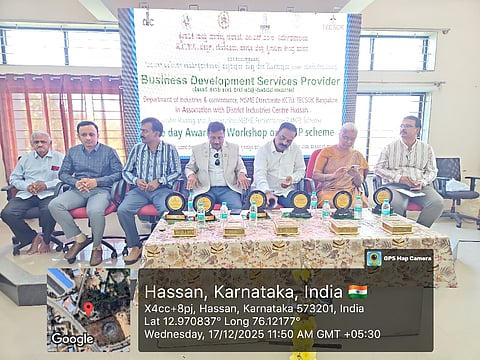 ಹಾಸನದ ಗ್ರಾಮೀಣ ಸ್ವ-ಉದ್ಯೋಗ ತರಬೇತಿ ಸಂಸ್ಥೆಯಲ್ಲಿ ಉದ್ದಿಮೆದಾರರಿಗೆ ಹಮ್ಮಿಕೊಂಡಿದ್ದ ಕಾರ್ಯಾಗಾರದಲ್ಲಿ ವಿ.ಉಮೇಶ, ಮದನ್ ಕುಮಾರ್, ಶಿವರಾಮ್ ಇದ್ದರು.