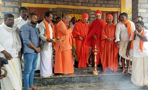 ಕಟ್ಟಾಯ ಹೋಬಳಿಯ ಬ್ಯಾಡರಹಳ್ಳಿ ಗ್ರಾಮದಲ್ಲಿ ನೂತನವಾಗಿ ನಿರ್ಮಾಣಗೊಂಡಿರುವ ಕೆರೆ ಕೋಡಿಯಮ್ಮ ದೇವಸ್ಥಾನದ ಪ್ರಾರಂಭೋತ್ಸವ ಕಾರ್ಯಕ್ರಮವನ್ನು ಗಣ್ಯರು ಉದ್ಘಾಟಿಸಿದರು. ಶ್ರೀ ಸಿದ್ದೇಶ್ವರ ಸ್ವಾಮೀಜಿ, ಶ್ರೀ ಮಲ್ಲಿಕಾರ್ಜುನ ಸ್ವಾಮೀಜಿ, ಶ್ರೀ ಸದಾಶಿವ ಸ್ವಾಮೀಜಿ, ಶ್ರೀ ವಿಜಯಕುಮಾರ ಸ್ವಾಮೀಜಿ, ಎಚ್.ಕೆ. ಕುಮಾರಸ್ವಾಮಿ ಇತರರಿದ್ದರು.