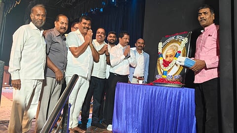 ಹೆಸರಾಂತ ಹಿನ್ನೆಲೆ ಗಾಯಕಿ ದಿವಂಗತ ಎಸ್. ಜಾನಕಿ ಅವರ ಸ್ಮರಣಾರ್ಥ ಜಿಲ್ಲಾ ಕನ್ನಡ ಸಾಹಿತ್ಯ ಪರಿಷತ್ತು, ಹಾಸನ, ಕನ್ನಡ ಮತ್ತು ಸಂಸ್ಕೃತಿ ಇಲಾಖೆ, ರೋಟರಿ, ಲಯನ್ಸ್ ಸೇರಿದಂತೆ ವಿವಿಧ ಸಂಘಟನೆಗಳ ಸಹಯೋಗದಲ್ಲಿ ನಗರದ ಹಾಸನಾಂಬ ಕಲಾಕ್ಷೇತ್ರದಲ್ಲಿ ನಾದದೇವಿಯ ಸ್ಮರಣಾಂಜಲಿ ಕಾರ್ಯಕ್ರಮ ಆಯೋಜಿಸಲಾಗಿತ್ತು. ಎಚ್.ಎಲ್. ಮಲ್ಲೇಶಗೌಡ, ಡಾ.ಹಂಪನಹಳ್ಳಿ ತಿಮ್ಮೇಗೌಡ, ಎನ್.ಎಲ್. ಚನ್ನೇಗೌಡ, ನೌಕರರ ಸಂಘದ ಜಿಲ್ಲಾಧ್ಯಕ್ಷ ಕೃಷ್ಣೇಗೌಡ, ಮಾಜಿ ಅಧ್ಯಕ್ಷ ಕೆ.ಎಂ. ಶ್ರೀನಿವಾಸ್, ರಾಜ್ಯ ವಕೀಲರ ಪರಿಷತ್ ಅಧ್ಯಕ್ಷ ಜೆ.ಪಿ. ಶೇಖರ್ ಇತರರಿದ್ದರು.