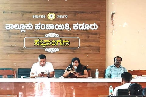 ಕಡೂರಿನ ತಾಪಂ ಸಭಾಂಗಣದಲ್ಲಿ ಬಿಎಲ್‌ಒಗಳಿಗೆ ಎಸ್‌ಐಆರ್ ಪ್ರಕ್ರಿಯೆ ಕುರಿತ ಮಾಹಿತಿ ಕಾರ್ಯಾಗಾರದಲ್ಲಿ ತಹಸೀಲ್ದಾರ್ ಸಿ.ಎಸ್.ಪೂರ್ಣಿಮಾ ಮಾತನಾಡಿದರು. 