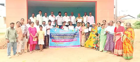 ಕಡೂರು ತಾಲೂಕು ಕಂಸಾಗರ ಗ್ರಾಮದಲ್ಲಿ ಮಣ್ಣು ಪರೀಕ್ಷೆ ಮತ್ತು ಭೂಮಿ ಲವತ್ತತೆ ಕುರಿತು ಭೂ ಸಂಪನ್ಮೂಲ ಮಾಹಿತಿ ತರಬೇತಿ ಕಾರ್ಯಕ್ರಮ ನಡೆಯಿತು. ಕಂಸಾಗರ ರೇವಣ್ಣ, ಕೆ.ಟಿ.ಶಿವಸ್ವಾಮಿ, ಪ್ರಕಾಶ್, ಜಯಣ್ಣ, ಕೆ.ಎನ್.ಭರತ್, ಕುಮಾರಸ್ವಾಮಿ, ಆನಂದ್, ಸಹನಾ ಮತ್ತಿತರರಿದ್ದರು.