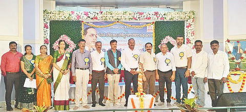 ಕಾರ್ಗಲ್​ನಲ್ಲಿ ಆಯೋಜಿಸಿದ್ದ ಅಂಬೇಡ್ಕರ್​ ದಿನಾಚರಣೆ ಕಾರ್ಯಕ್ರಮವನ್ನು ಕೆಪಿಸಿ ವಿದ್ಯುತ್​ ವಿಭಾಗದ ಮುಖ್ಯ ಅಭಿಯಂತ ಬಿ.ಆನಂದಕುಮಾರ್​ ಉದ್ಘಾಟಿಸಿದರು. ಎಂ.ಮಾದೇಶ್​, ಕೆ.ವೀರೇಂದ್ರ, ಆರ್​.ಶಿವಕುಮಾರ್​, ಪೂರ್ಣಿಮಾ ಇತರರಿದ್ದರು.