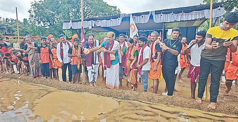  ತಾಳಿಪಾಡಿ ಮಂಜಲ್ ಪಾದೆಯಲ್ಲಿ ಆಯೋಜಿಸಲಾದ ಕೆಸರುಗದ್ದೆ ಕ್ರೀಡೊತ್ಸವಕ್ಕೆ ಚಾಲನೆ ನೀಡಲಾಯಿತು. ಅರ್ಪಿತಾ ಪ್ರಶಾಂತ್ ಶೆಟ್ಟಿ, ತಾಳಿಪಾಡಿ ಜವನೆರೆ ಕಲದ ಅಧ್ಯಕ್ಷ ಉದಯ ಪೂಜಾರಿ, ಗ್ರಾಮಸ್ಥರಾದ ದೇಜಪ್ಪ ಶೆಟ್ಟಿ, ವಿಠಲ ಪೂಜಾರಿ ಬೆದ್ರಾಡಿ ಮೊದಲಾದವರಿದ್ದರು.  
