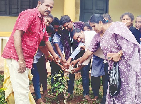 ಕಿಕ್ಕೇರಿ ಹೋಬಳಿಯ ಆನೆಗೊಳ ಆದಿಚುಂಚನಗಿರಿ ಪ್ರೌಢಶಾಲೆಯಲ್ಲಿ ಶುಕ್ರವಾರ ಧರ್ಮಸ್ಥಳ ಗ್ರಾಮಾಭಿವೃದ್ಧಿ ಯೋಜನೆ ಪರಿಸರ ದಿನ ಆಚರಿಸಿತು. ಪುರುಷೋತ್ತಮ್, ನಳಿನಾ, ನವೀನ್‌ಕುಮಾರ್, ಪ್ರವೀಣ್, ಕೆ.ಎಸ್.ರಾಜೇಗೌಡ, ಮಂಜುಳಾ  ಮತ್ತಿತರರಿದ್ದರು.