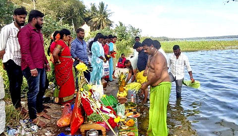  ಕಿಕ್ಕೇರಿಯಲ್ಲಿ ಅಂಗಾಳಪರಮೇಶ್ವರಿ ದೇವಿ ವಾರ್ಷಿಕ ಪೂಜೆ ಅಂಗವಾಗಿ ಶುಕ್ರವಾರ ದೇವಿಗೆ ಗಂಗಾಪೂಜೆ ನೆರವೇರಿಸಲಾಯಿತು. 
