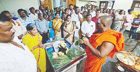 ಕಿಕ್ಕೇರಿ ಸಮೀಪದ ಬೆಡದಹಳ್ಳಿಯ ಪಂಚಭೂತೇಶ್ವರ ಪೀಠದಲ್ಲಿ ಅಮಾವಾಸ್ಯೆ ಪ್ರಯುಕ್ತ ವಿವಿಧ ಪೂಜಾ ಕೈಂಕರ್ಯ ಜರುಗಿತು. ರುದ್ರಮುನಿ  ಸ್ವಾಮೀಜಿ, ಆರ್‌ಟಿಒ ಮಲ್ಲಿಕಾರ್ಜುನ ಮತ್ತಿತರರಿದ್ದರು. 