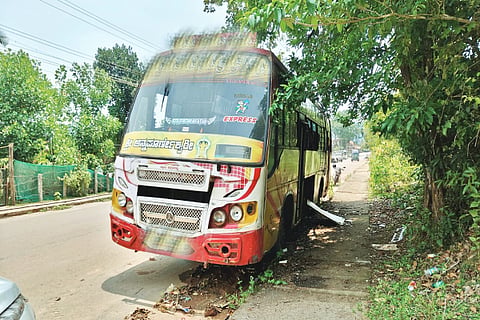 ರಸ್ತೆಯಲ್ಲಿ ಕೆಟ್ಟು ನಿಂತಿರುವ ಬಸ್.