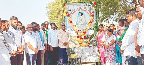 ಕನಕಗಿರಿಯ ವೇಮನ ವೃತ್ತದಲ್ಲಿ ಮಹಾಯೋಗಿ ವೇಮನ ಜಯಂತಿ ಸೋಮವಾರ ಆಚರಿಸಲಾಯಿತು. ಪಪಂ ಅಧ್ಯಕ್ಷೆ ತನುಶ್ರೀ, ಸದಸ್ಯರಾದ ಶೇಷಪ್ಪ ಪೂಜಾರ, ಅಭಿಷೇಕ ಕಲುಬಾಗಿಲಮಠ, ಶಿರಸ್ತೇದಾರ್ ಅನಿತಾ ಇಂಡಿ, ಹೇಮ ವೇಮ ರೆಡ್ಡಿ ಚಾರಿಟಬಲ್ ಟ್ರಸ್ಟ್ ಅಧ್ಯಕ್ಷ ಪುರುಷೋತ್ತಮರೆಡ್ಡಿ ಇತರರಿದ್ದರು 