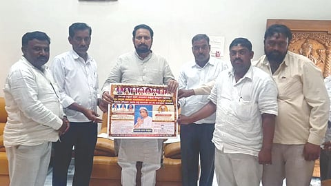 ಕೊಟ್ಟಲಗಿ ಗ್ರಾಮದಲ್ಲಿ ಹಮ್ಮಿಕೊಂಡಿರುವ ೨೨ನೇ ಸರ್ವಧರ್ಮ ಸಮಾವೇಶದ ಕರಪತ್ರವನ್ನು ಶಾಸಕ ಲಕ್ಷ್ಮಣ ಸವದಿ ಬಿಡುಗಡೆಗೊಳಿಸಿದರು. ರಘು ದೊಡ್ಡನಿಂಗಪ್ಪಗೋಳ, ಬಾವುರಾಜ ಝಳಕಿ, ಶಿವಪ್ರಭು ಅಥಣಿ ಇತರರಿದ್ದರು.