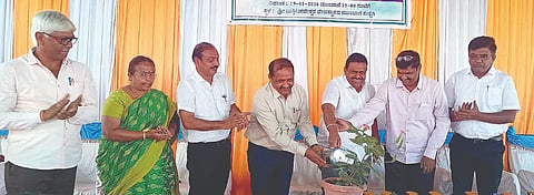 ಕುಷ್ಟಗಿಯ ಬುತ್ತಿ ಬಸವೇಶ್ವರ ದೇವಸ್ಥಾನ ಸಭಾಭವನದಲ್ಲಿ ಸೋಮವಾರ ಏರ್ಪಡಿಸಿದ್ದ ಜನಸ್ಪಂದನ ಕಾರ್ಯಕ್ರಮವನ್ನು ಶಾಸಕ ದೊಡ್ಡನಗೌಡ ಪಾಟೀಲ್ ಉದ್ಘಾಟಿಸಿದರು. ಎಸಿ ಕ್ಯಾ.ಮಹೇಶ ಮಾಲಗಿತ್ತು, ಜಿಪಂ ಉಪ ಕಾರ್ಯದರ್ಶಿ ಟಿ.ಕೃಷ್ಣಮೂರ್ತಿ, ತಹಸೀಲ್ದಾರ್ ಅಶೋಕ ಶಿಗ್ಗಾವಿ, ತಾಪಂ ಇಒ ಪಂಪಾಪತಿ ಹಿರೇಮಠ, ಬಿಇಒ ಉಮಾದೇವಿ ಬಸಾಪುರ ಇದ್ದರು. 