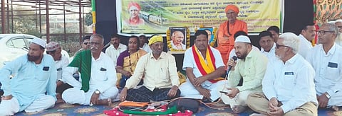 ಕುಡಚಿ ರೈಲು ನಿಲ್ದಾಣದಲ್ಲಿ ಹಮ್ಮಿಕೊಂಡಿದ್ದ ಪ್ರತಿಭಟನೆಯಲ್ಲಿ ಡಾ.ಶಿವಲಿಂಗೇಶ್ವರ ಸ್ವಾಮೀಜಿ, ಕುತುಬುದ್ದೀನ್ ಖಾಜಿ, ಅಮಿನ್ ವಾಟೆ, ಮುಷ್ತಾಕ್ ಬಾಕ್‌ಶಿರಾಜ್ ಇತರರಿದ್ದರು.