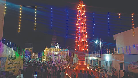 ಮಮದಾಪುರ ಗ್ರಾಮದ ದುರ್ಗಾದೇವಿ ಕಾರ್ತಿಕ ಮಹೋತ್ಸವ ಅಂಗವಾಗಿ ದೇವಸ್ಥಾನವನ್ನು ವಿದ್ಯುತ್​ ದೀಪಗಳಿಂದ ಅಲಂಕರಿಸಲಾಯಿತು. 