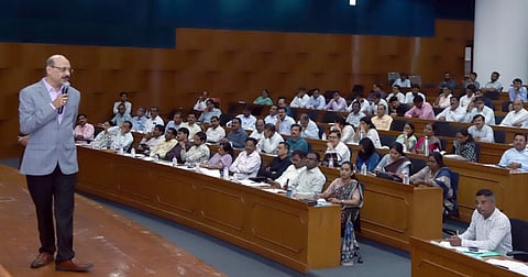 ಬೆಳಗಾವಿ ನಗರದ ಸುವರ್ಣ ವಿಧಾನಸೌಧದ ಕೇಂದ್ರ ಸಭಾಂಗಣದಲ್ಲಿ ಮಂಗಳವಾರ ಹಮ್ಮಿಕೊಂಡಿದ್ದ ಮತದಾರರ ಪಟ್ಟಿ ಪರಿಷ್ಕರಣೆ ತರಬೇತಿ ಕಾರ್ಯಾಗಾರದಲ್ಲಿ ವಿ.ರಾಘವೇಂದ್ರ ಮಾತನಾಡಿದರು. ಮೊಹಮ್ಮದ್ ರೋಷನ್, ವಿಜಯಕುಮಾರ ಹೊನಕೇರಿ, ಕಾರ್ತಿಕ್ ಎಂ. ಇತರರಿದ್ದರು.