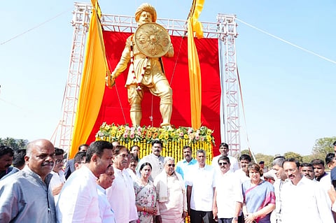ನಂದಗಡ ಗ್ರಾಮದಲ್ಲಿ ಸೋಮವಾರ ಸಿಎಂ ಸಿದ್ದರಾಮಯ್ಯ ಕ್ರಾಂತಿವೀರ ಸಂಗೊಳ್ಳಿ ರಾಯಣ್ಣ ಪ್ರತಿಮೆ ಲೋಕಾರ್ಪಣೆಗೊಳಿಸಿದರು. ಸತೀಶ ಜಾರಕಿಹೊಳಿ, ಲಕ್ಷ್ಮೀ ಹೆಬ್ಬಾಳ್ಕರ್, ಶಿವರಾಜ ತಂಗಡಗಿ, ಮಹಾಂತೇಶ ಕೌಜಲಗಿ, ಡಾ.ಅಂಜಲಿ ನಿಂಬಾಳ್ಕರ್ ಇತರರಿದ್ದರು.