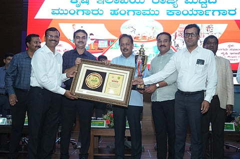 ಬೆಂಗಳೂರಿನಲ್ಲಿ  ಈಚೆಗೆ ನಡೆದ ಕಾರ್ಯಾಗಾರದಲ್ಲಿ  ಸಚಿವ ಚಲುವರಾಯ ಸ್ವಾಮಿ   ರಾಜ್ಯ ಮಟ್ಟದ ಪ್ರಥಮ ಸ್ಥಾನ ಪ್ರಶಸ್ತಿಯನ್ನು ಎಚ್.ಡಿ.ಕೋಳೇಕರ್ ಪ್ರದಾನ ಮಾಡಿದರು. ಕೆ.ರಾಜೇಂದ್ರ,ವಾಯ್.ಎಸ್.ಪಾಟೀಲ, ಜಿ.ಟಿ.ಪುತ್ರ ಇತರರಿದ್ದರು.