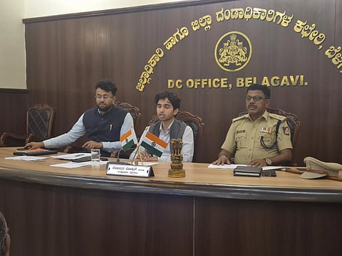  ಬೆಳಗಾವಿ ನಗರದ ಜಿಲ್ಲಾಧಿಕಾರಿ ಕಚೇರಿ ಸಭಾಂಗಣದಲ್ಲಿ ಮಂಗಳವಾರ ಜರುಗಿದ ಜಿಲ್ಲಾ ವಿಪತ್ತು ನಿರ್ವಹಣಾ ಪ್ರಾಧಿಕಾರ ಸಭೆಯಲ್ಲಿ  ಮೊಹಮ್ಮದ ರೋಷನ್ ಮಾತನಾಡಿದರು. ರಾಹುಲ ಶಿಂಧೆ, ಆರ್.ಬಿ.ಬಸರಗಿ ಇತರರಿದ್ದರು.