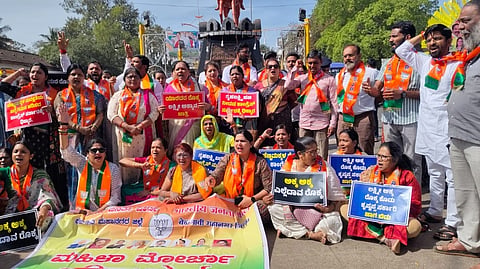 ಬೆಳಗಾವಿ ನಗರದ ಚನ್ನಮ್ಮ ವೃತ್ತದಲ್ಲಿ ಶುಕ್ರವಾರ ಬಿಜೆಪಿ ಮಹಿಳಾ ಮೋರ್ಚಾ ವತಿಯಿಂದ ಪ್ರತಿಭಟನೆ ನಡೆಸಲಾಯಿತು. ಗೀತಾ ಸುತಾರ, ಶಿಲ್ಪಾ ಕೇಕರೆ, ದೀಪಾ ಕುಡಚಿ ಇತರರಿದ್ದರು.