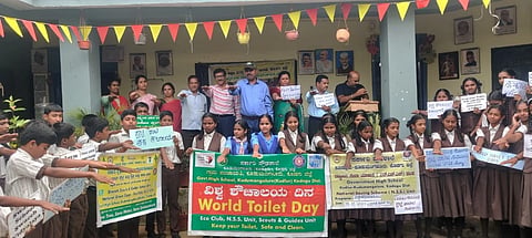 ಕುಶಾಲನಗರ ತಾಲೂಕು ಕೂಡುಮಂಗಳೂರು ಸರ್ಕಾರಿ ಪ್ರೌಢಶಾಲೆಯಲ್ಲಿ ನಡೆದ ವಿಶ್ವ ಶೌಚಗೃಹ ದಿನ ಕಾರ್ಯಕ್ರಮಸಲ್ಲಿ ಮುಖ್ಯ ಶಿಕ್ಷಕ ಟಿ.ಜಿ.ಪ್ರೇಮಕುಮಾರ್ ಪ್ರತಿಜ್ಞಾ ವಿಧಿ ಬೋಧಿಸಿದರು. ಬಿ.ಡಿ.ರಮ್ಯಾ, ಕೆ.ಗೋಪಾಲಕೃಷ್ಣ, ದಯಾನಂದ ಪ್ರಕಾಶ್, ಸುಜಾತಾ, ಸೌಮ್ಯಾ, ರೇಖಾ ಇದ್ದರು.