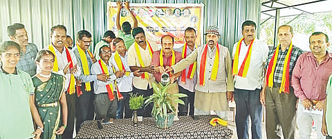   ತೊರೆನೂರು ಸರ್ಕಾರಿ ಪ್ರೌಢಶಾಲೆಯಲ್ಲಿ ಕಸಾಪ ಹಮ್ಮಿಕೊಂಡಿದ್ದ ಪಟೇಲ್ ಸಣ್ಣಯ್ಯ ವಾರ್ಷಿಕ ದತ್ತಿ ಉಪನ್ಯಾಸ ಕಾರ್ಯಕ್ರಮವನ್ನು ಬಿ.ಆರ್. ಸತ್ಯನಾರಾಯಣ  ಉದ್ಘಾಟಿಸಿದರು. ಡಾ. ಜೆ. ಸೋಮಣ್ಣ, ಎಚ್.ಬಿ. ಚಂದ್ರಪ್ಪ, ಕೆ.ಎಸ್. ಕೃಷ್ಣೇಗೌಡ ಮತ್ತಿತರರು ಇದ್ದರು.