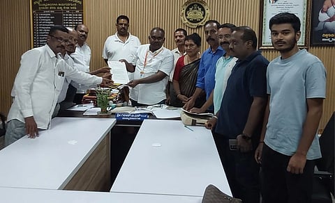 ಸ್ವಚ್ಛ ಕುಶಾಲನಗರ ಮತ್ತು ಸ್ವಚ್ಛ ಕಾವೇರಿ ಯೋಜನೆ ಕುರಿತು ಕಾವೇರಿ ನದಿ ಸ್ವಚ್ಛತಾ ಆಂದೋಲನ ಸಮಿತಿ ನೇತೃತ್ವದಲ್ಲಿ ಕುಶಾಲನಗರ ಪುರಸಭೆ ಮುಖ್ಯಾಧಿಕಾರಿ ಟಿ.ಎಸ್.ಗಿರೀಶ್ ಅವರಿಗೆ ಮನವಿ ಸಲ್ಲಿಸಲಾಯಿತು. ಎಂ.ಎನ್. ಚಂದ್ರಮೋಹನ್, ವನಿತಾ ಚಂದ್ರಮೋಹನ್, ಎಂ. ಕೃಷ್ಣ, ಕೊಡಗನ ಹರ್ಷ, ವೈಶಾಖ್ ಇದ್ದರು.