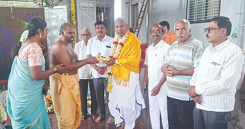 ಮುದಗಲ್ ಅಂದ್ರೂನಿ ಕಿಲ್ಲಾದಲ್ಲಿರುವ ಹಿರೇವಾಡ ನಾಗರಾಜಸ್ವಾಮಿ ದೇಗುಲಕ್ಕೆ ಭೇಟಿ ನೀಡಿದ್ದ ಮಾಜಿ ಸಚಿವ ಅಮರೇಗೌಡ ಪಾಟೀಲ್ ಬಯ್ಯಪೂರ ಅವರನ್ನು ದೇವಸ್ಥಾನದ ಧರ್ಮದರ್ಶಿ ಸೋಮನಾಥ ಜೋಷಿ ಸನ್ಮಾನಿಸಿದರು. 