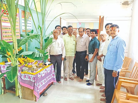 ನನದಿಯ ಚಿದಾನಂದ ಬಸಪ್ರಭು ಕೋರೆ ಸಹಕಾರ ಸಕ್ಕರೆ ಕಾರ್ಖಾನೆ ಆವರಣದಲ್ಲಿರುವ ಅಂಕಲಿ ಡಾ.ಪ್ರಭಾಕರ ಕೋರೆ ಸಹಕಾರ ಸೊಸೈಟಿ ಶಾಖೆಯಲ್ಲಿ 35ನೇ ವಾರ್ಷಿಕೋತ್ಸವ ನಿಮಿತ್ತ ಸರಸ್ವತಿ ಪೂಜೆ ನೆರವೇರಿಸಲಾಯಿತು. ಶಿವಾನಂದ ಹಕಾರೆ, ಡಾ.ಆರ್.ಬಿ.ಖಾಂಡಗಾವೆ, ಸಂದೀಪ ಜೋಗೋಜೆ ಇತರರಿದ್ದರು.